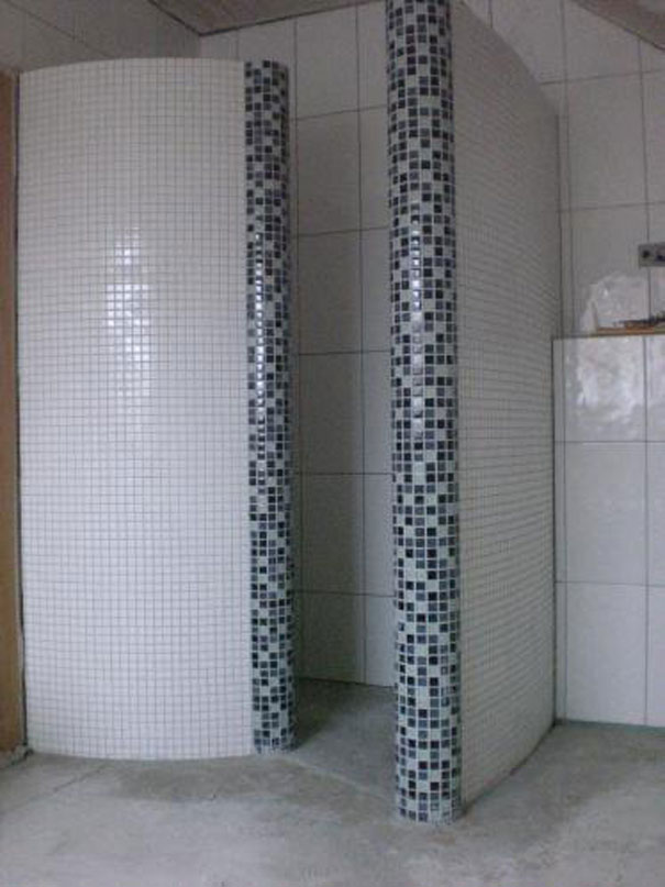 难怪淋浴房都不装玻璃了！砖块砌个弧形墙，用过的都说安全性更高  