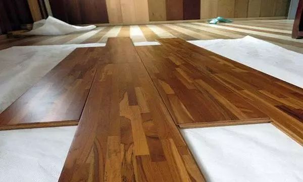 家里装地暖时，是用实木地板还是用实木复合地板？